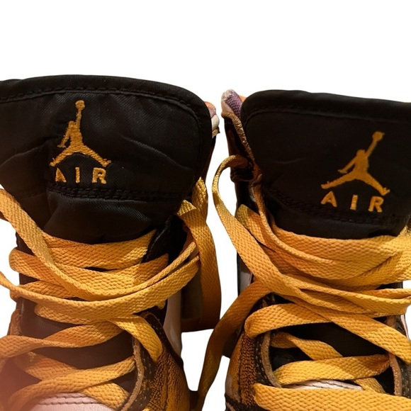 Air Jordan 1 Mid SE Lakers Yellow Black White High Top Sneakers - Picture 8 of 10